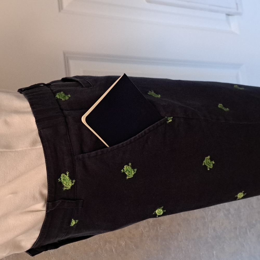 Briggs New York Size 12 cropped pants with small green frogs and White Button Do - Picture 8 of 8